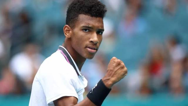 在球场上展 在球场上展